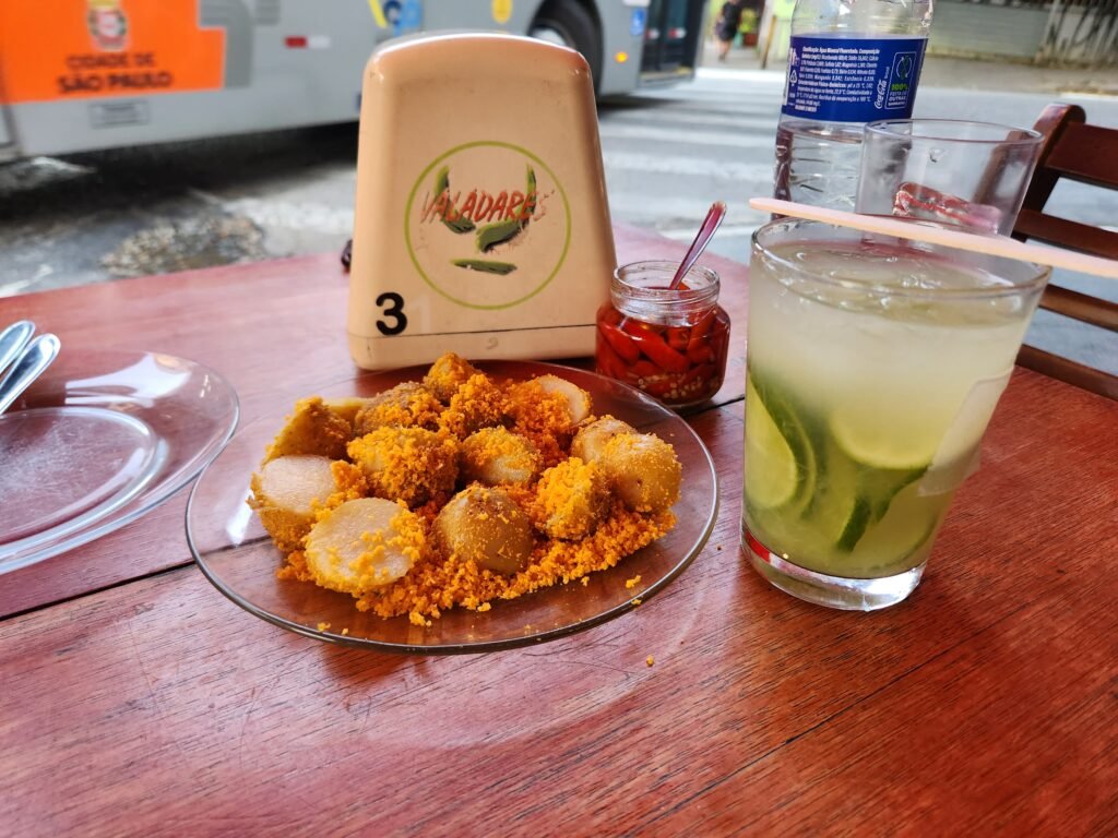 Batata com serragem e a caipirinha.